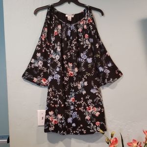 Elegant flower dress with long flowy sleeves